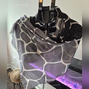 ​Ann Taylor Gray & Black Giraffe Print Scarf - Bold Animal Print Accessory